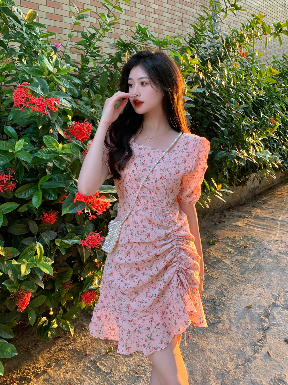 碎花連衣裙2024春少女草莓軟糖抽褶碎花修身連衣裙